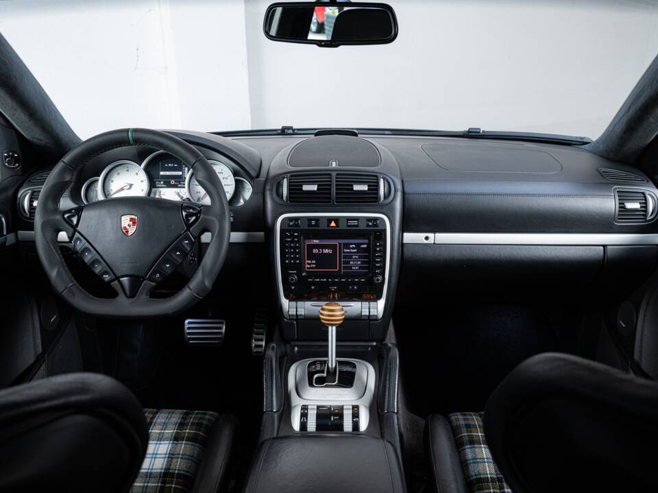 Bild 14/38 von Porsche Cayenne Turbo (2007)