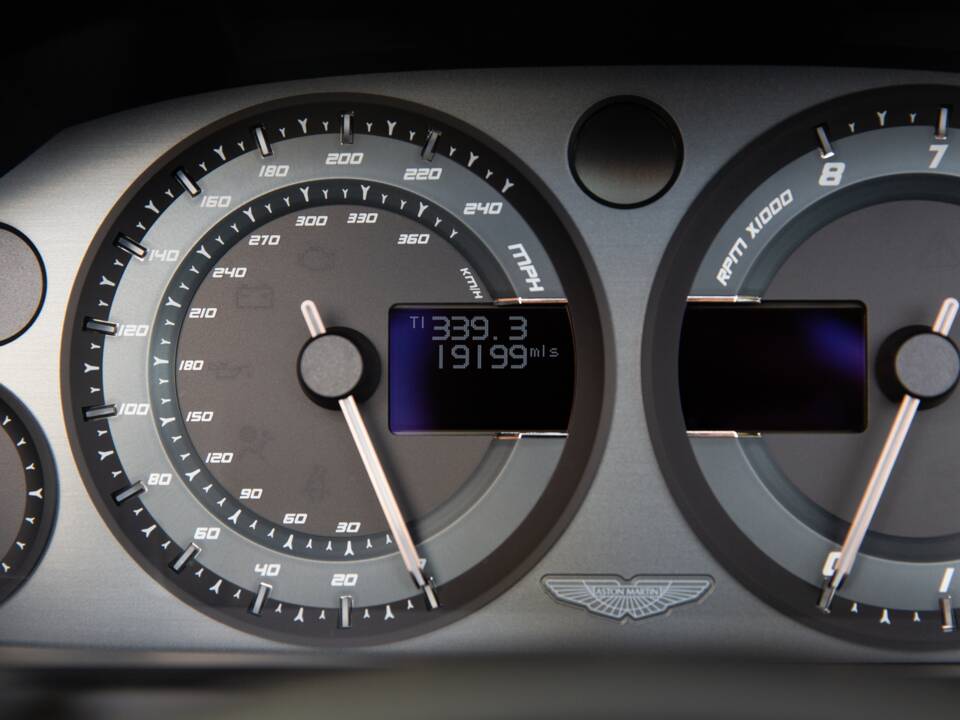 Immagine 10/72 di Aston Martin Vanquish Volante (2016)
