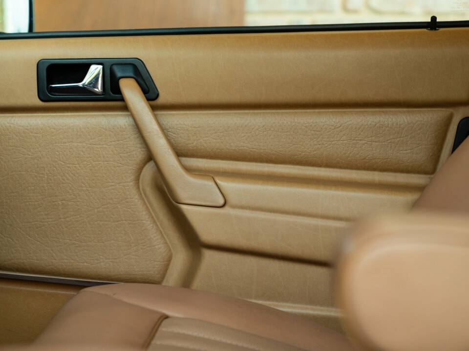 Immagine 39/50 di Mercedes-Benz 190 E (1987)