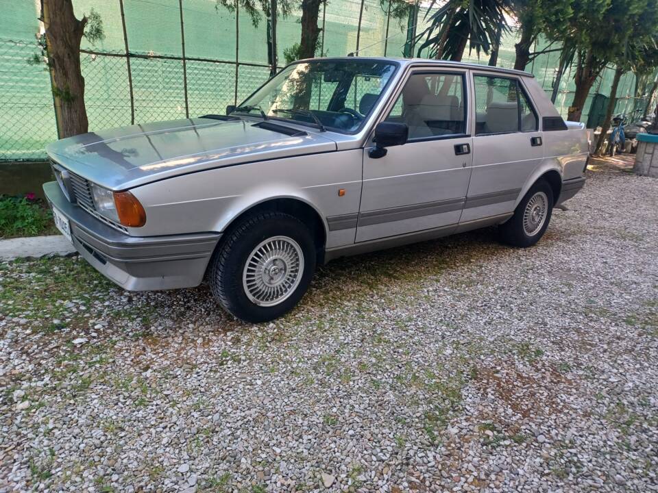Immagine 2/81 di Alfa Romeo Giulietta 1.6 (1984)