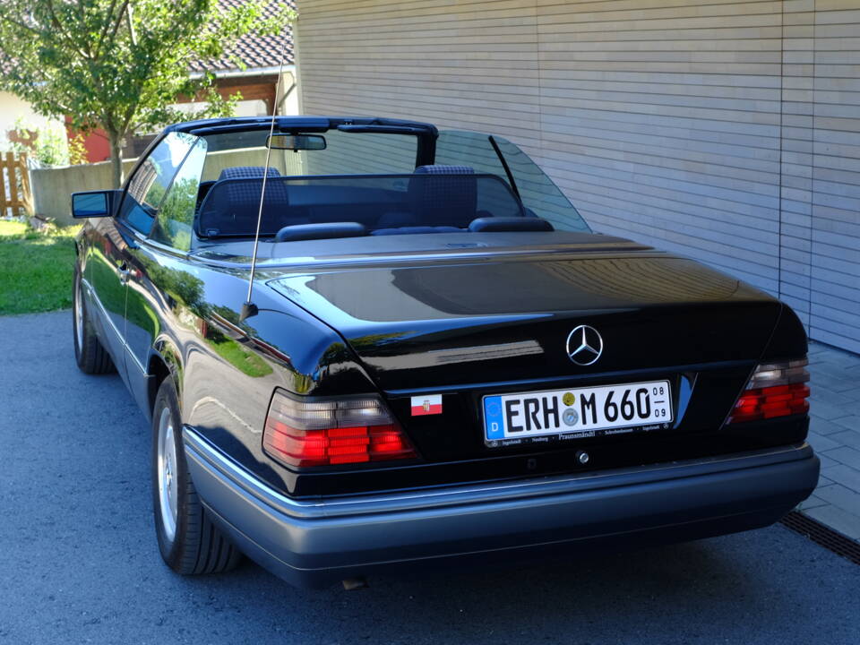 Imagen 107/171 de Mercedes-Benz E 220 (1994)