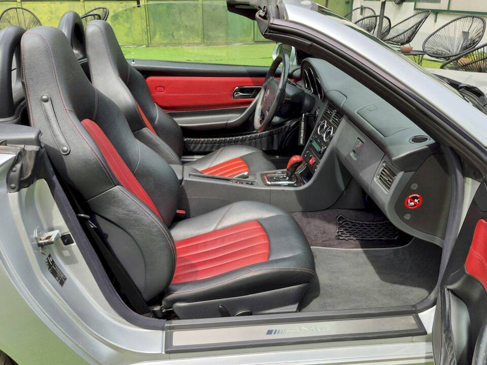 Afbeelding 31/63 van Mercedes-Benz SLK 32 AMG (2001)