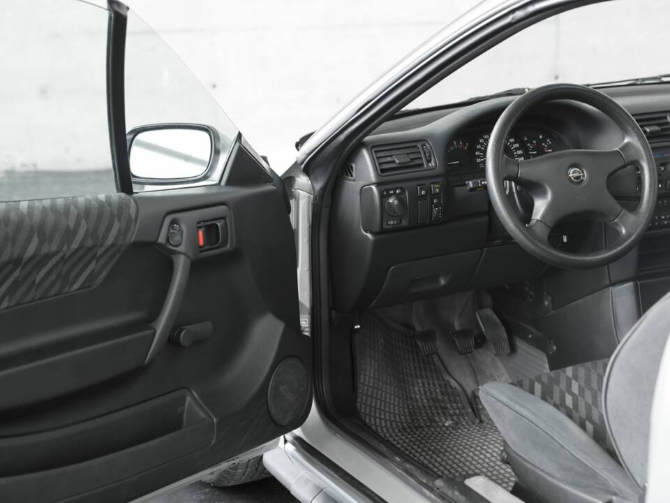 Bild 20/41 von Opel Calibra 2,0 (1991)
