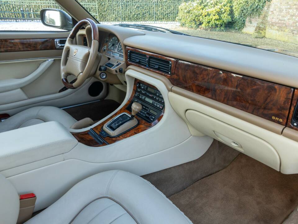 Image 19/50 of Jaguar XJ 6 4.0 Sovereign (1995)