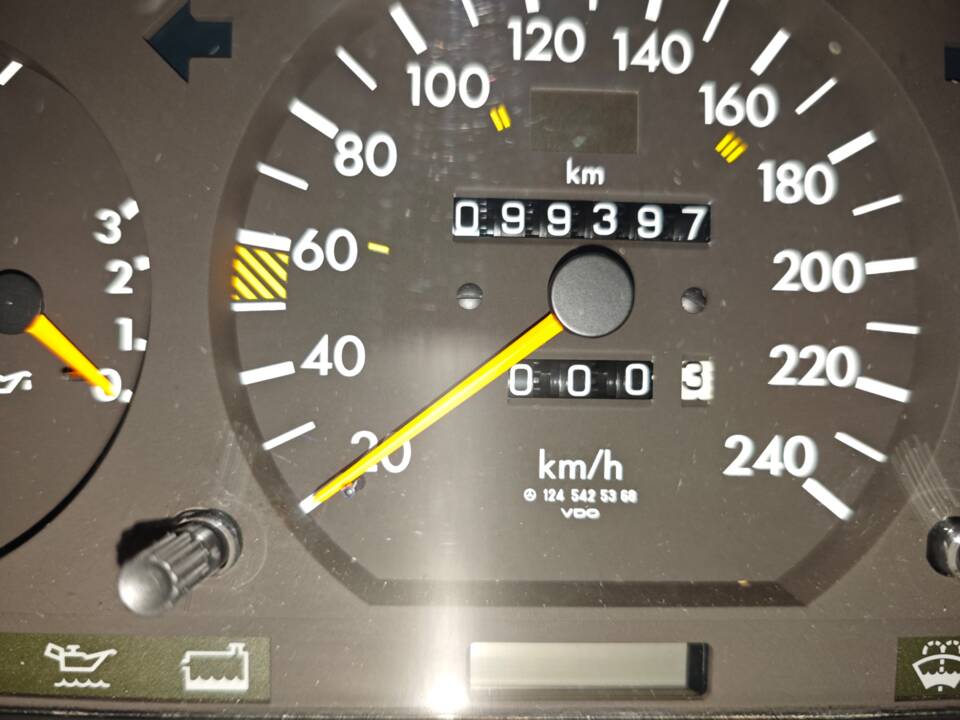 Image 63/63 of Mercedes-Benz 300 CE (1991)