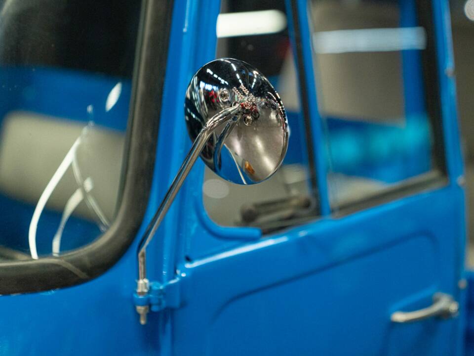 Bild 15/29 von Piaggio Vespa APE 600 MP (1976)