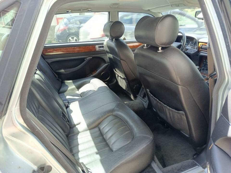 Image 12/33 of Jaguar XJ6 3.2 Executive (1995)