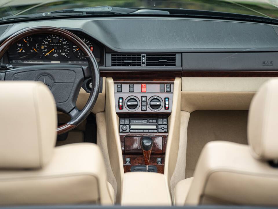 Image 44/83 de Mercedes-Benz E 220 (1996)