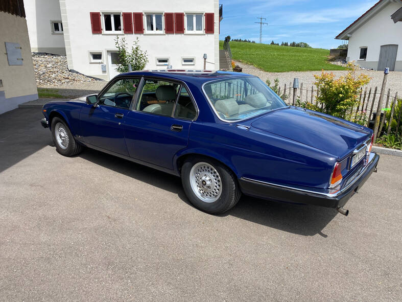 Image 11/36 de Jaguar XJ 6 4.2 (1984)