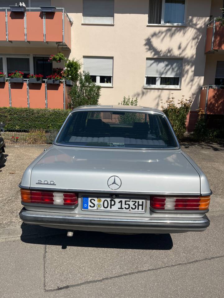 Immagine 3/9 di Mercedes-Benz 200 (1982)