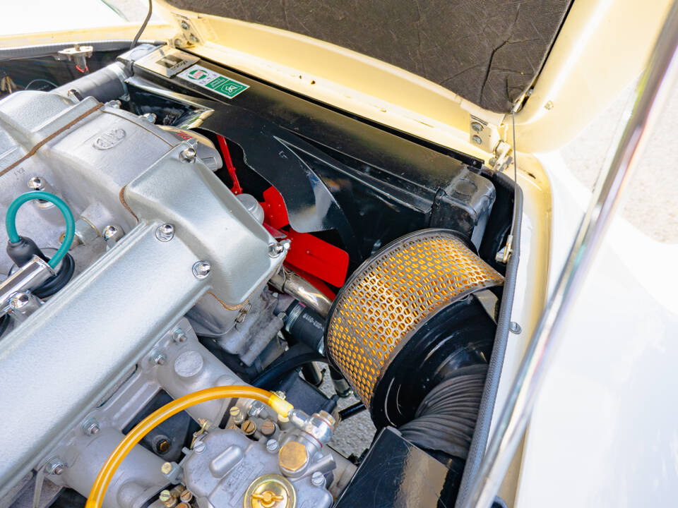 Bild 44/62 von Aston Martin DB 6 Mk II Volante (1970)