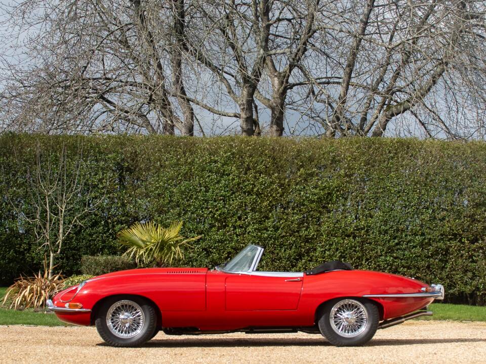 Image 21/50 de Jaguar E-Type (1967)