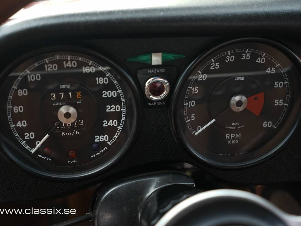 Image 11/17 of Jaguar E-Type (1970)