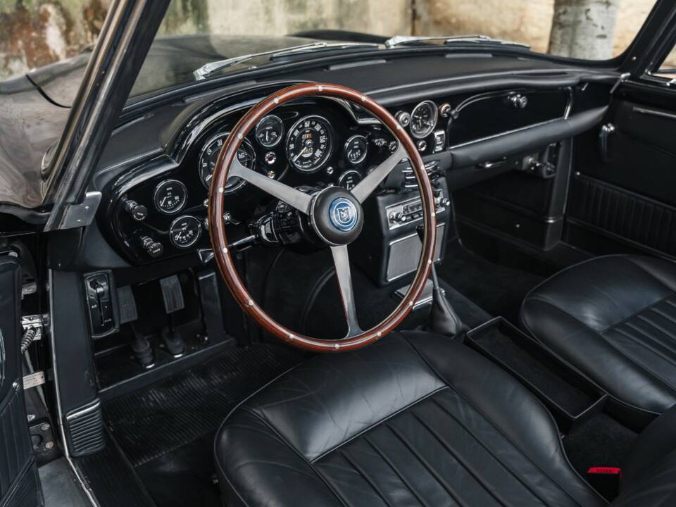 Image 9/33 of Aston Martin DB 5 Volante (1964)