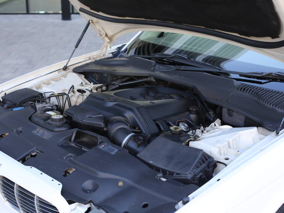 Imagen 7/77 de Jaguar XJ 8 4.2 (2005)
