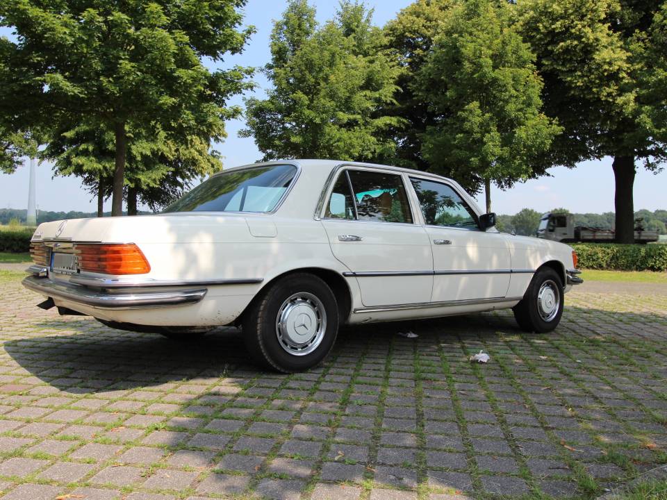 Image 2/30 de Mercedes-Benz 350 SE (1973)