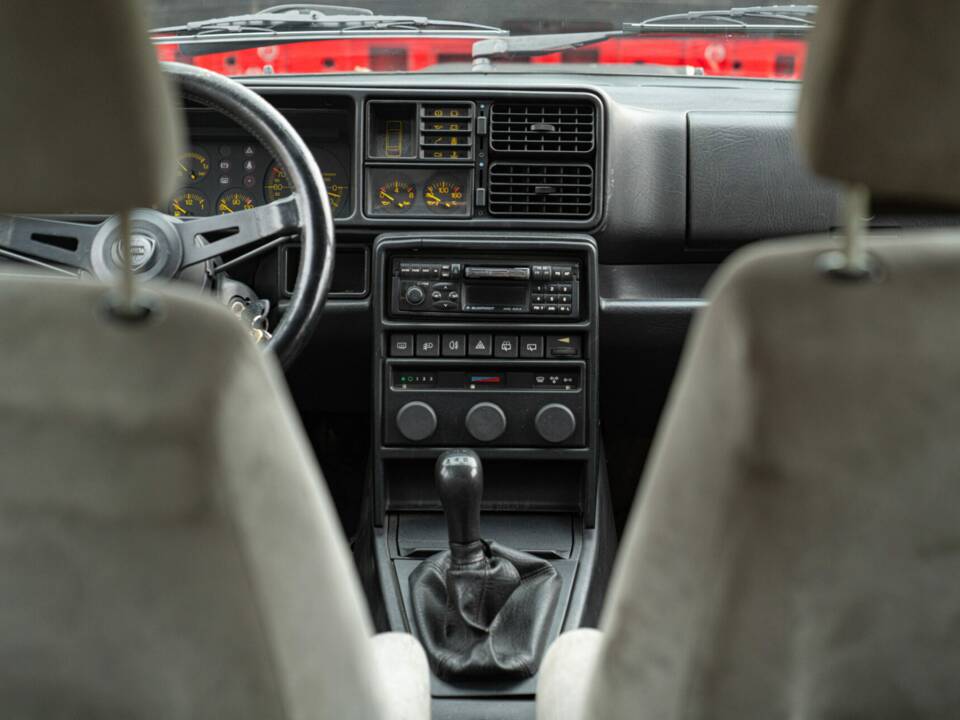 Image 38/50 of Lancia Delta HF Integrale 16V (1989)