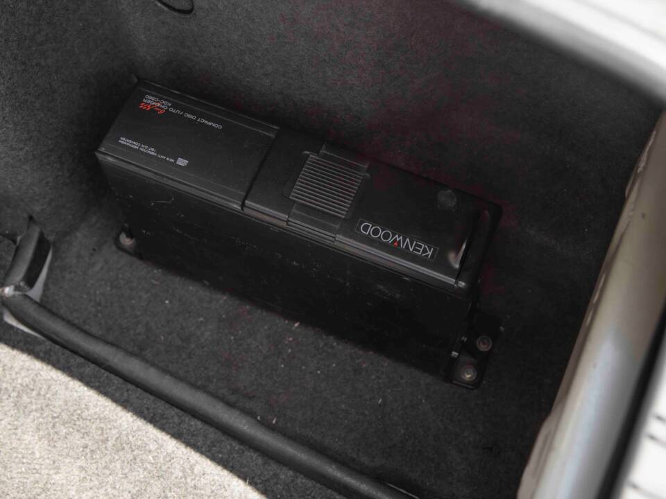 Image 63/70 of BMW 320i (1990)