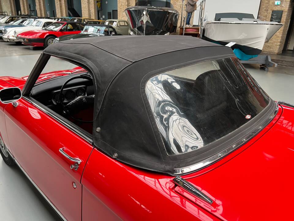 Image 29/39 of Peugeot 204 Convertible (1968)