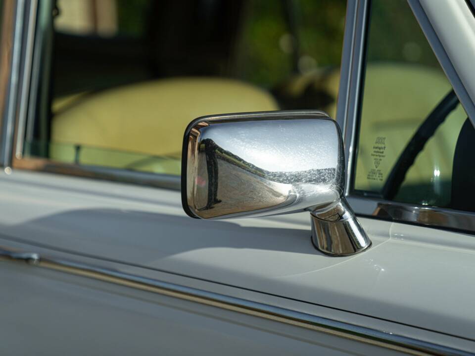 Image 17/50 of Rolls-Royce Silver Shadow II (1979)