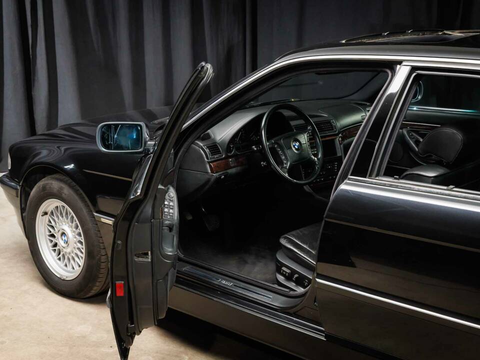 Image 14/41 of BMW 750i (2000)