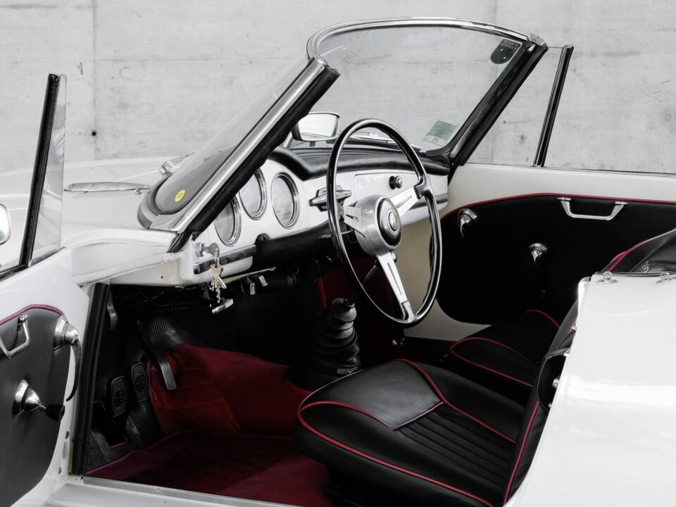 Afbeelding 18/48 van Alfa Romeo Giulia 1600 Spider (1963)