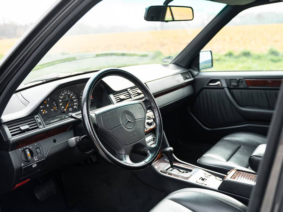 Bild 35/61 von Mercedes-Benz 500 E (1992)