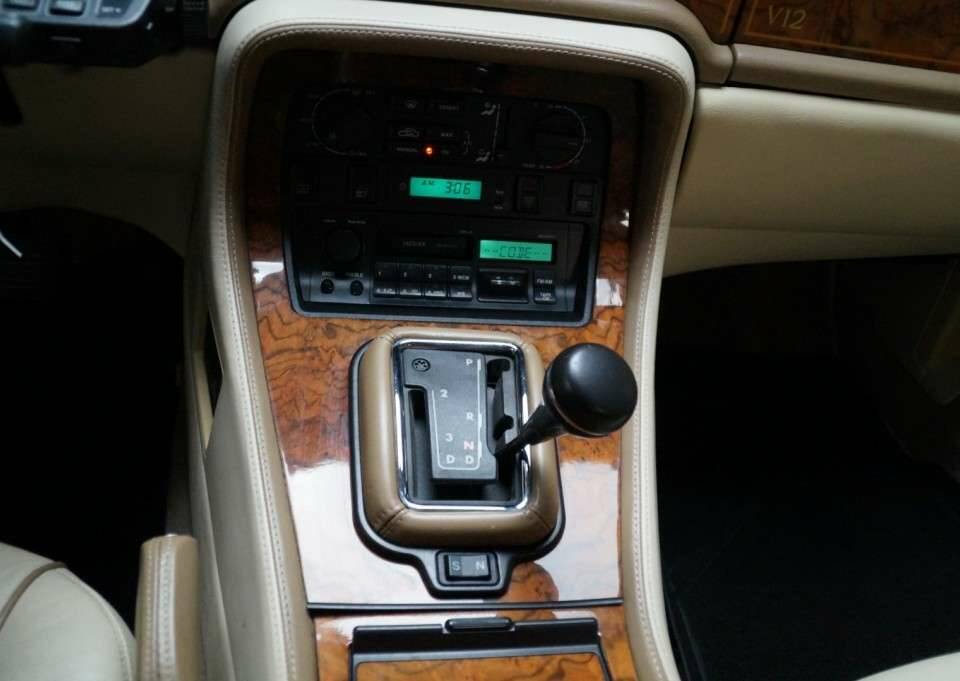 Image 7/47 of Jaguar XJ12 6.0 (1994)