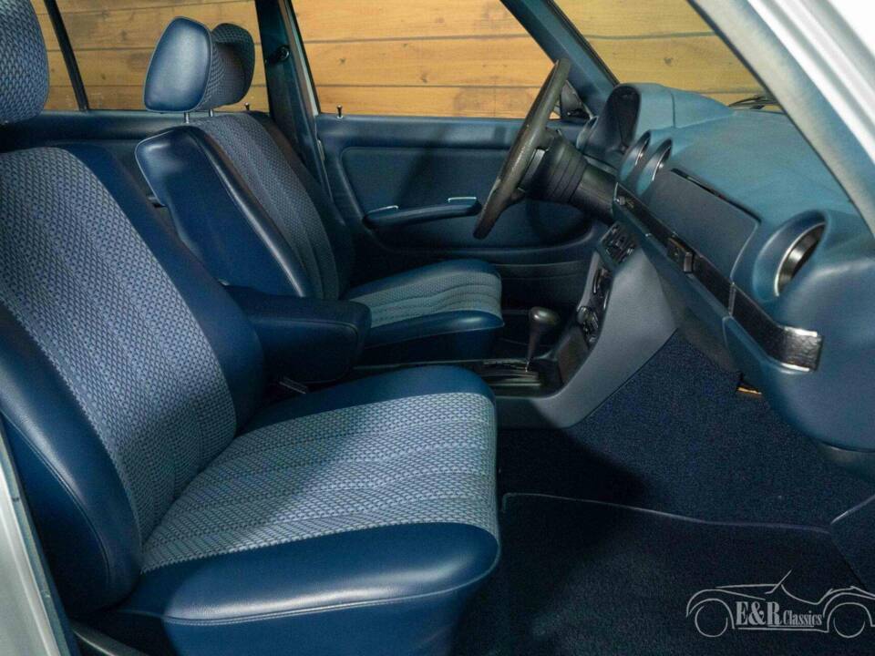 Imagen 9/19 de Mercedes-Benz 250 (1978)