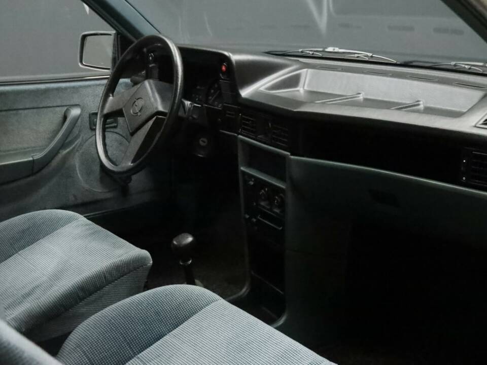 Afbeelding 46/50 van Opel Kadett 2,0i GSi (1988)