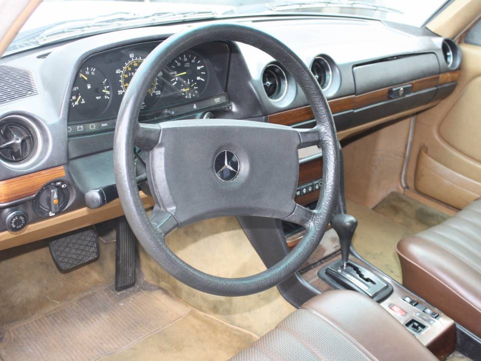 Image 8/15 of Mercedes-Benz 300 TD Turbodiesel (1985)