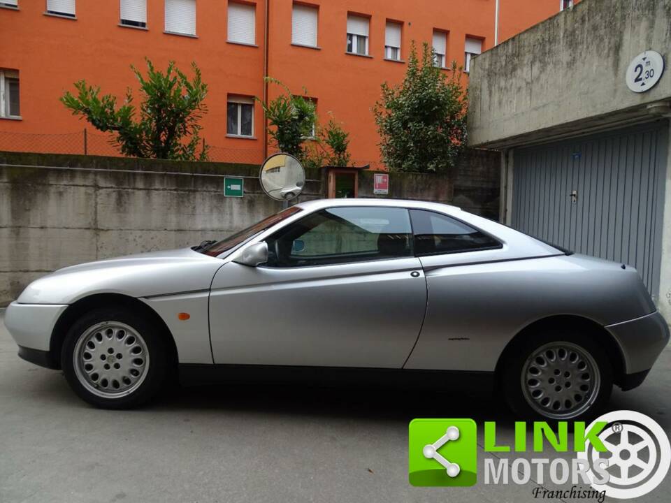 Immagine 3/10 di Alfa Romeo GTV 2.0 Twin Spark (1997)