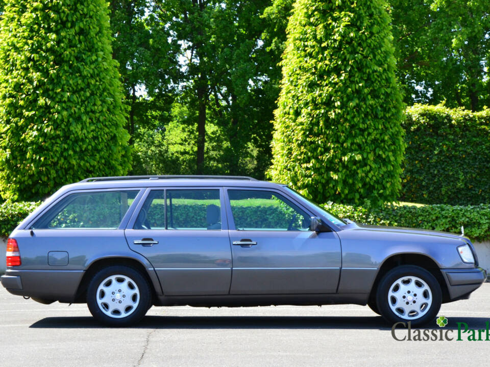 Bild 6/44 von Mercedes-Benz E 280 T (1994)
