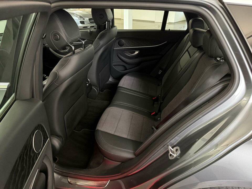 Image 18/32 of Mercedes-Benz E 200 d (2020)
