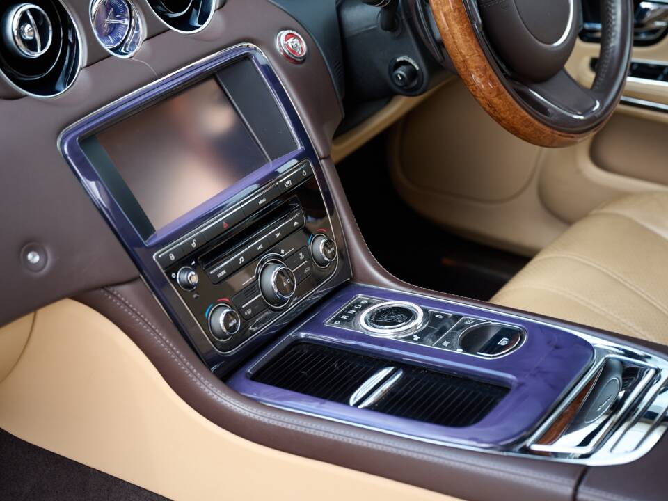 Bild 24/50 von Jaguar XJ 5.0 (2010)
