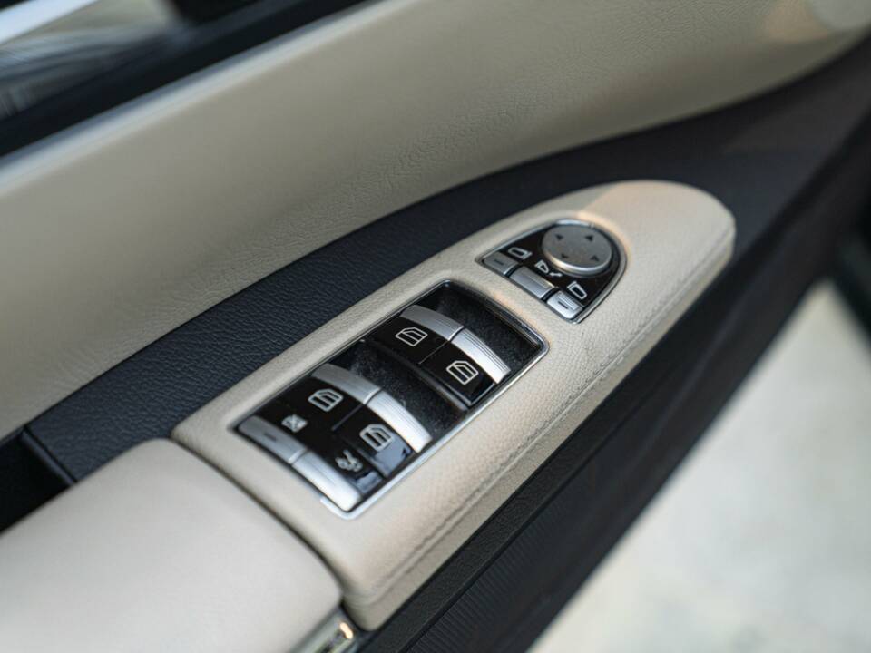 Immagine 35/50 di Mercedes-Benz S 350 CDI BlueEFFICIENCY L (2011)