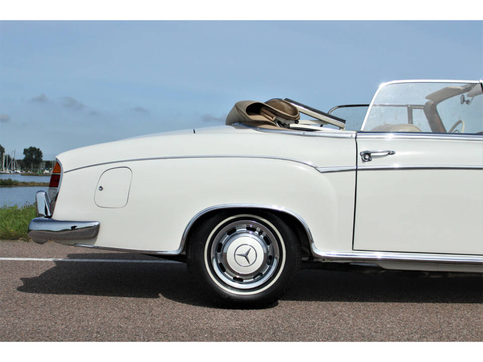 Image 24/35 of Mercedes-Benz 220 SE Cabriolet (1959)