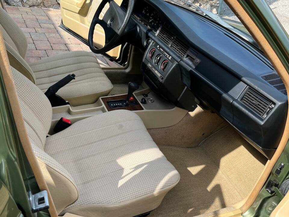 Image 9/18 of Mercedes-Benz 190 D 2.5 (1986)
