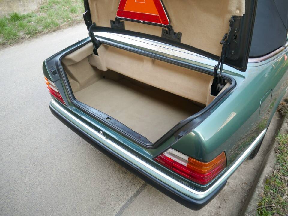 Bild 17/30 von Mercedes-Benz 300 CE-24 (1992)