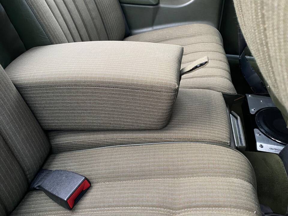 Image 31/66 of Mercedes-Benz 230 CE (1981)