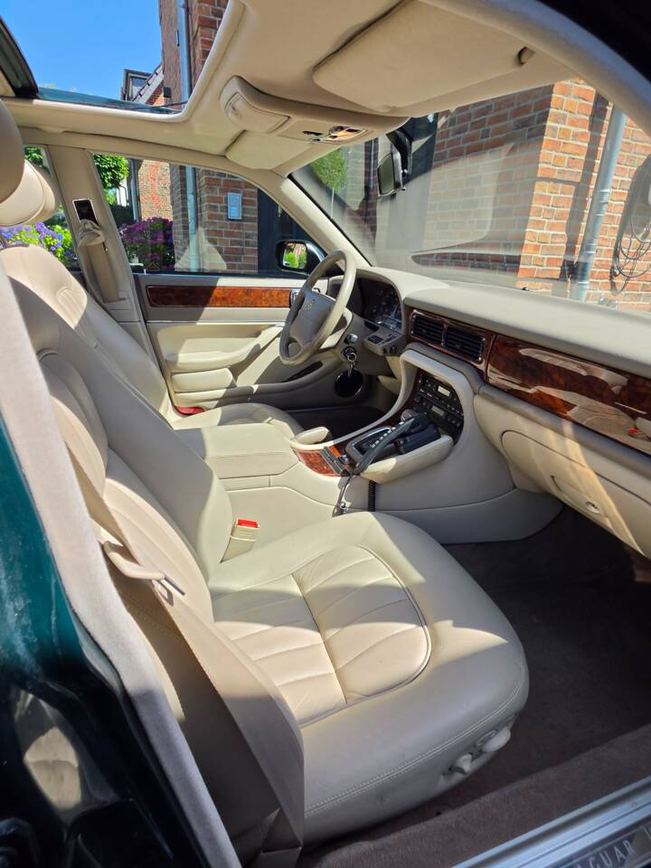 Image 19/26 of Jaguar XJ 6 4.0 Sovereign (1996)