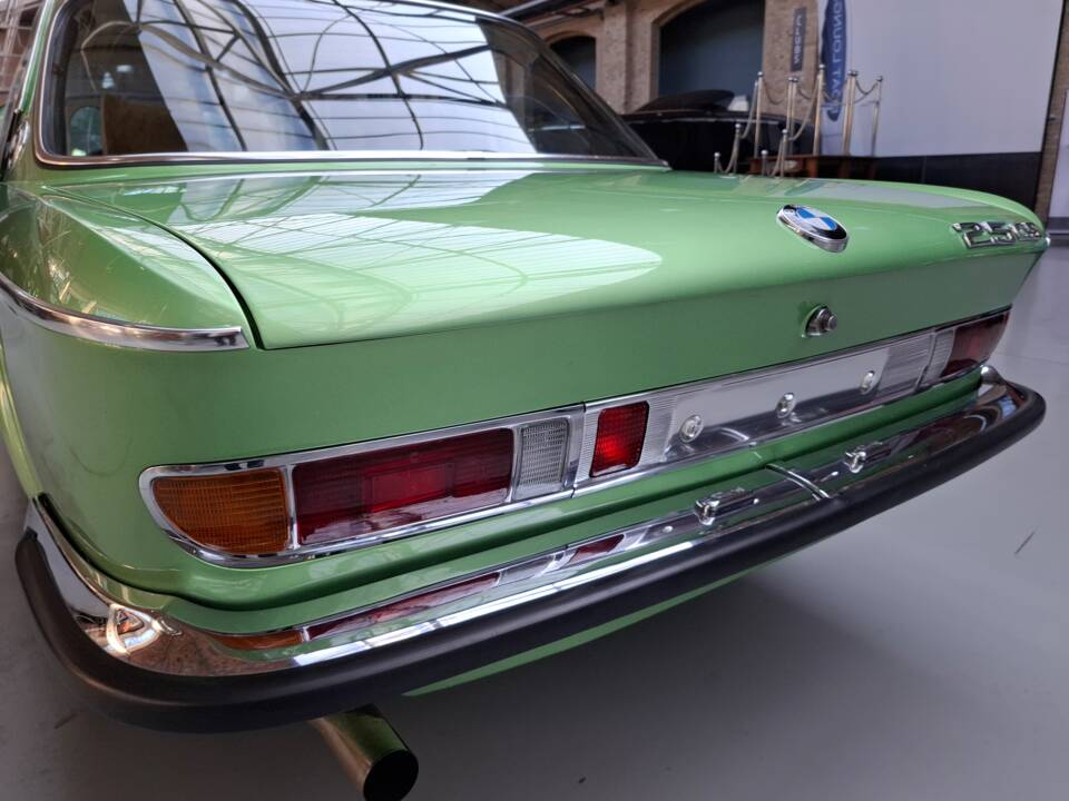 Image 10/43 of BMW 2,5 CS (1975)