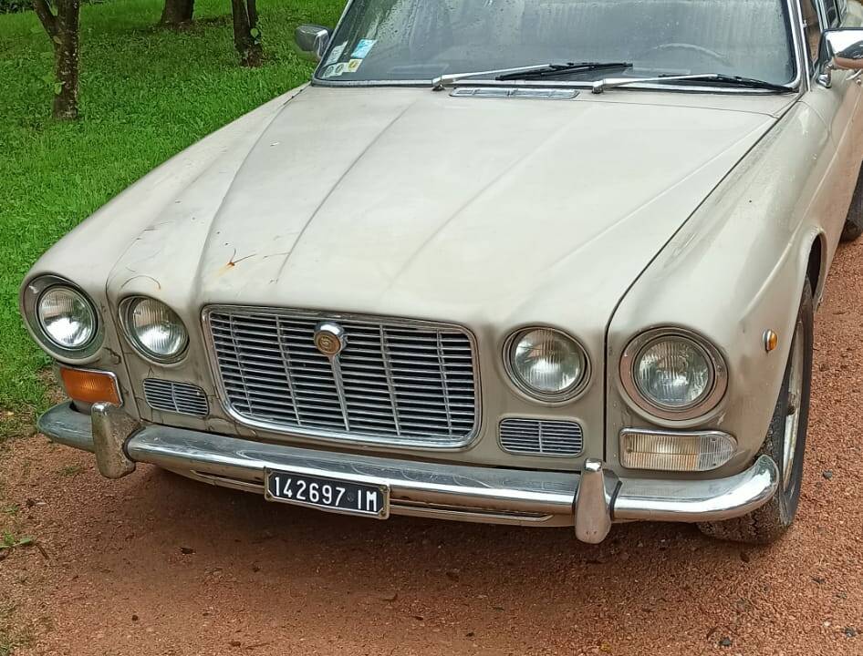 Image 3/9 of Jaguar XJ 6 2.8 (1970)