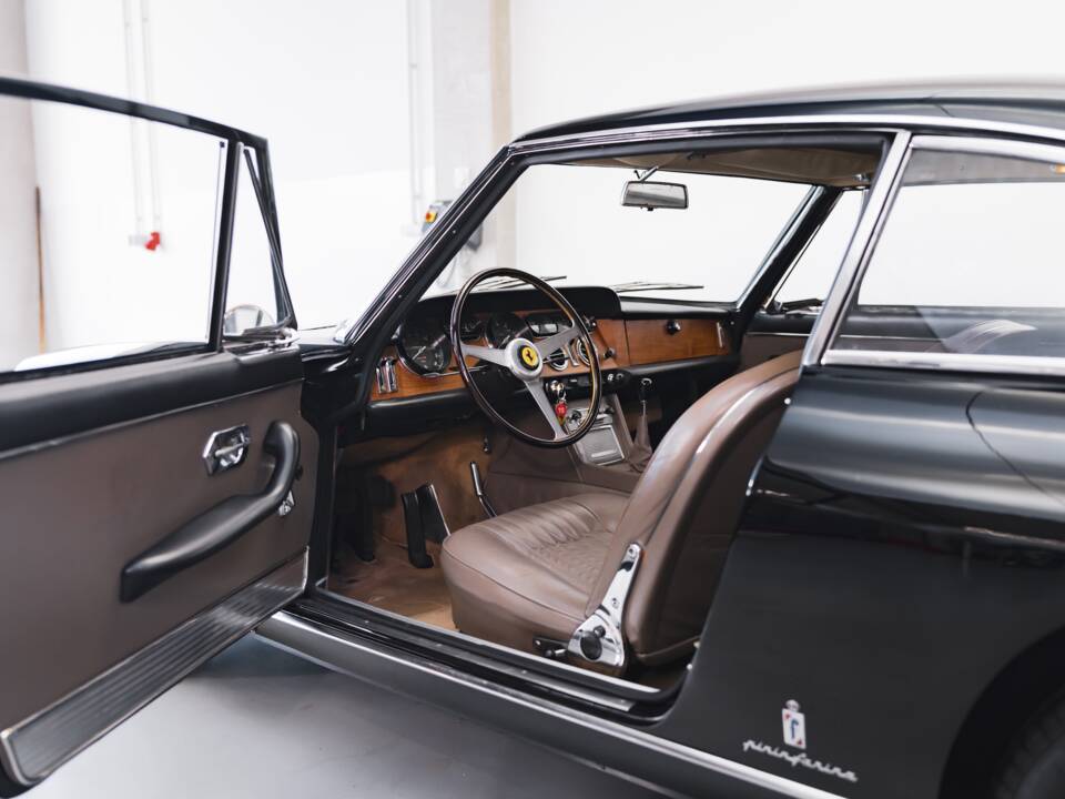 Image 7/100 of Ferrari 330 GT 2+2 (1965)