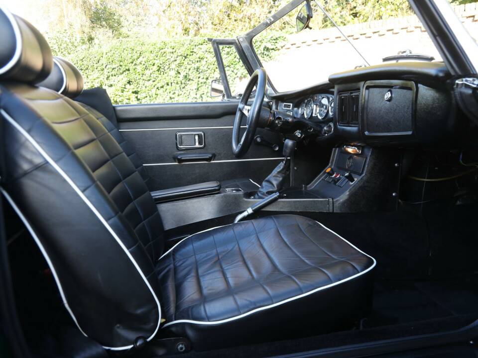 Image 24/50 of MG MGB (1974)