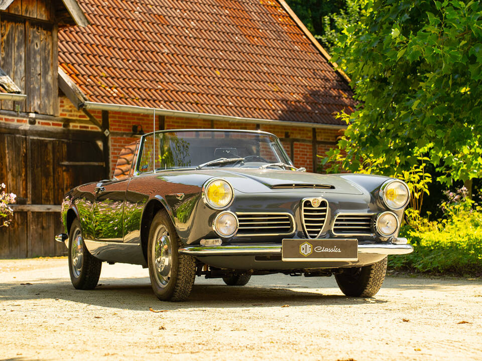 Image 3/77 of Alfa Romeo 2600 Spider (1963)