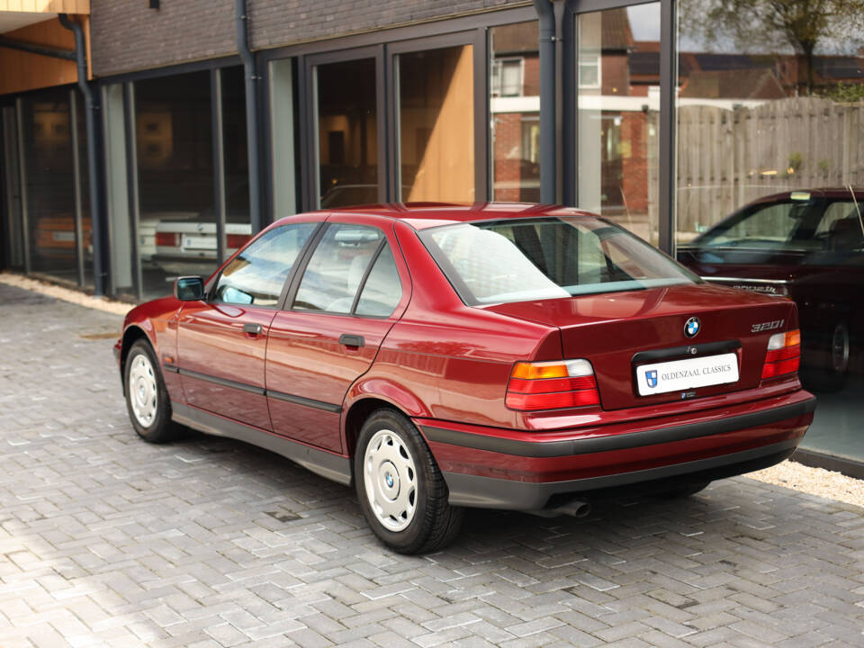 Image 2/88 de BMW 320i (1996)