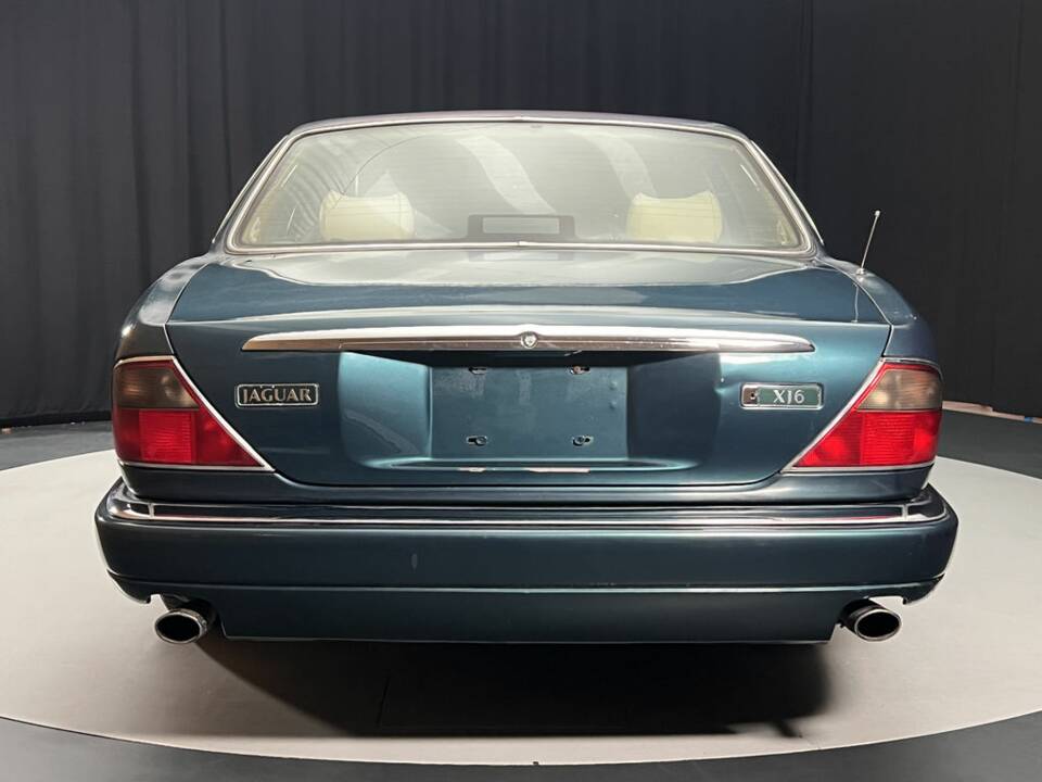 Image 7/8 de Jaguar XJ6 3.2 (1995)