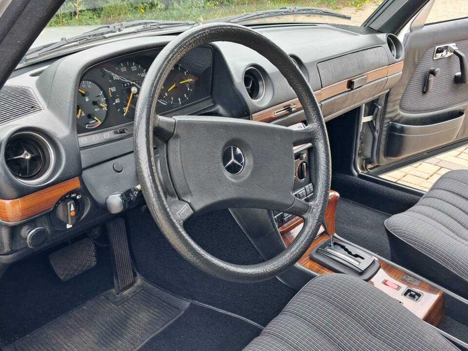 Afbeelding 8/25 van Mercedes-Benz 230 E (1984)