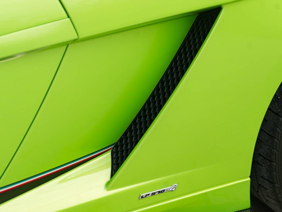 Image 25/50 of Lamborghini Gallardo LP 570-4 Superleggera (2011)